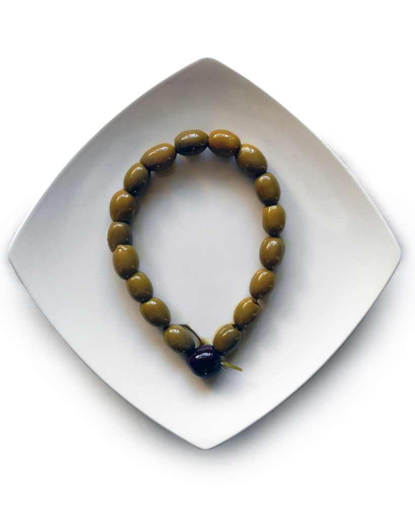 edible-prayer-2023-olives-olive-stem-ceramic-plate-symbolic-arrangement-20x20cm