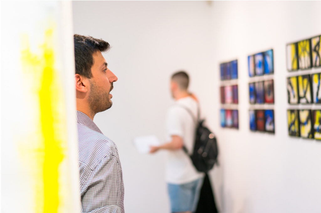 artist-visitor-dialogue-in-front-of-the-anamorphic-installation