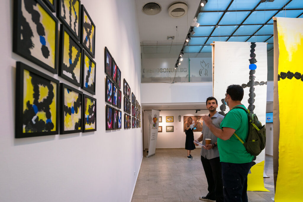 spatial-installation-view-anamorphic-canvases-and-visual-perspective-2