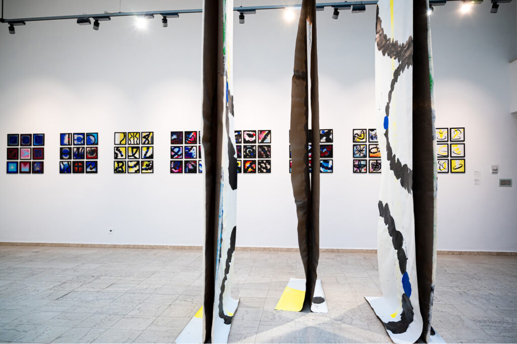 symmetry-and-balance-of-suspended-canvases-credo-bonum-gallery